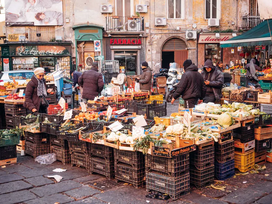 Obst- und Gemüsestand auf dem Mercato della Pignasecca in Neapel