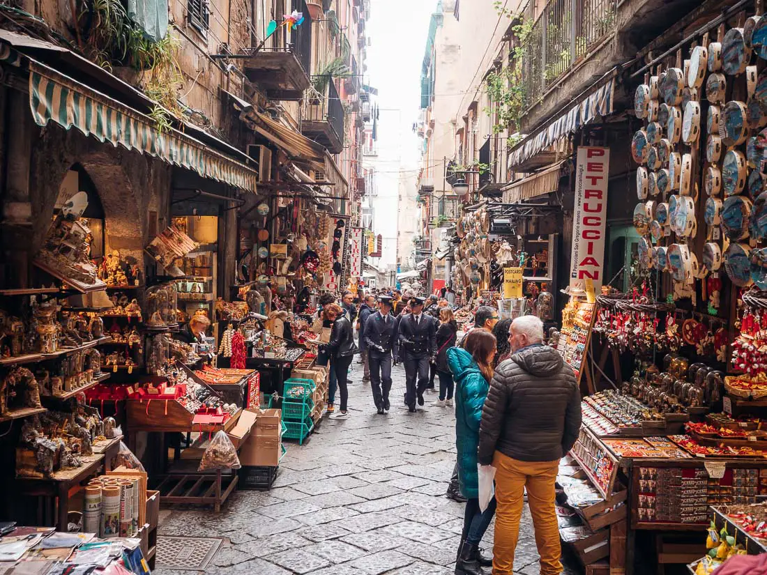 Neapel Sehenswürdigkeiten: Die Krippenstraße