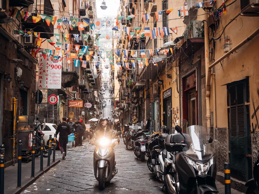 Neapel Sehenswürdigkeiten: Spaccanapoli
