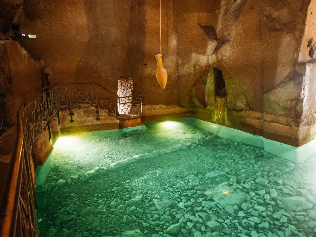 Neapel Sehenswürdigkeiten: Wasserbecken auf der Untergrundtour