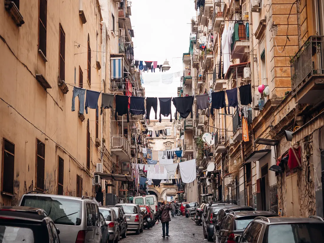 Straße in Neapel mit Wäscheleinen