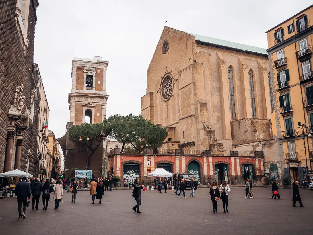 Neapel Tipps: Großer Platz in Neapel mit Kirche im Hintergrund