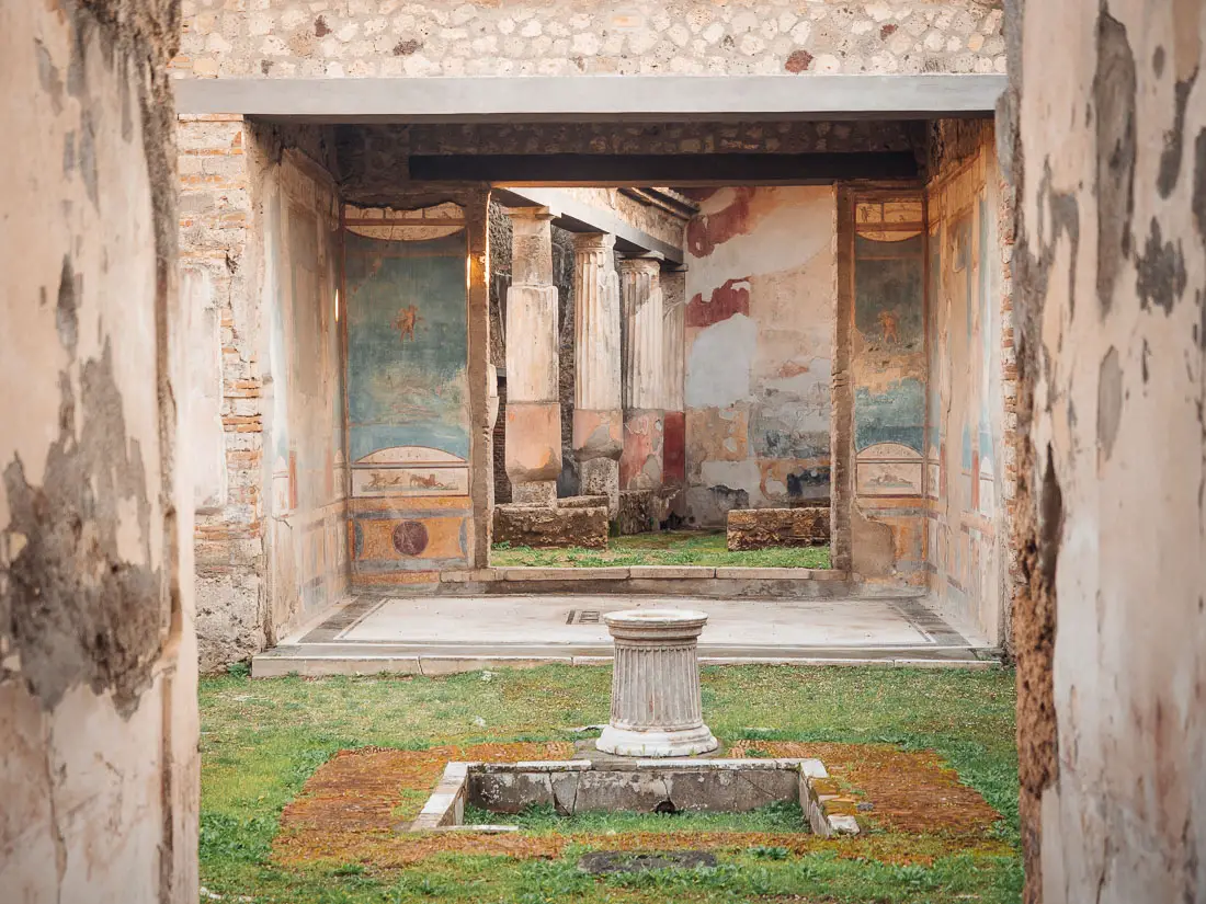 Italien Rundreise: Garten mit Fresken in Pompeji