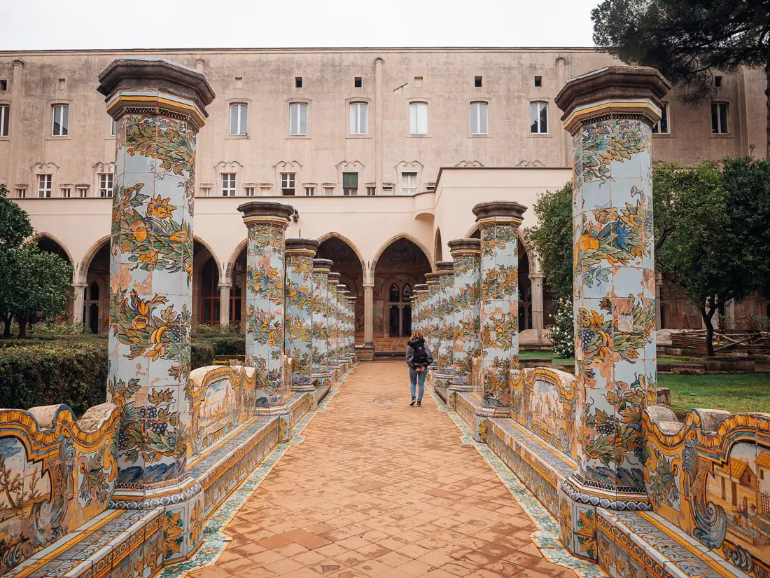 Keramikverzierte Säulen im Santa Chiara Kloster in Neapel