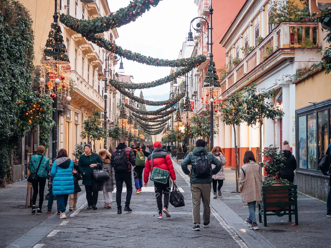 Weihnachtliche Gasse in Sorrent Italien