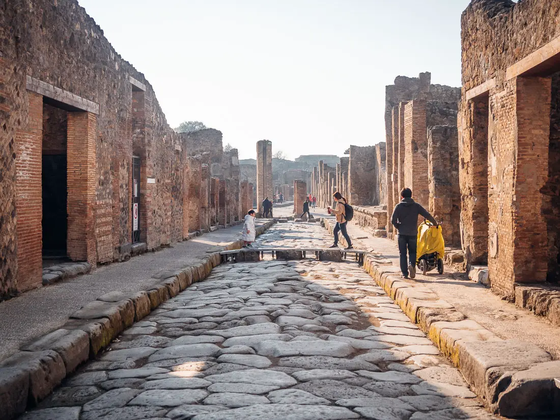 Via Stabiana in der Ausgrabungsstätte Pompeji
