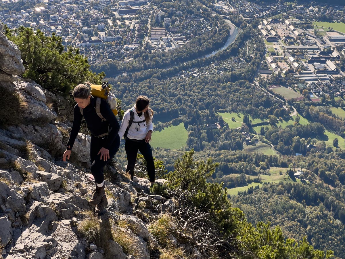 Lena und Sara auf einer Kletterpassage zum Hochstaufen Gipfel