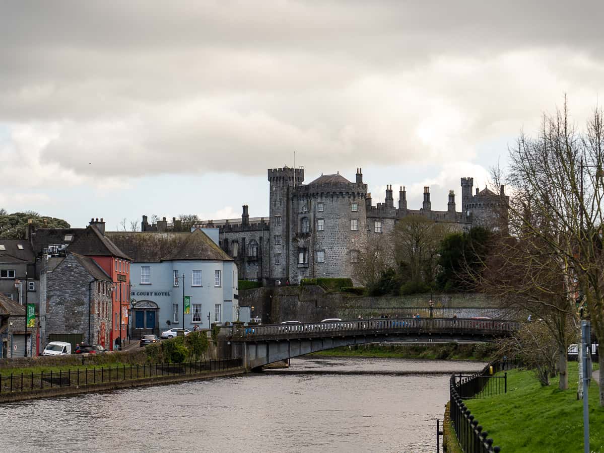 Blick auf das Kilkenny Castle und den River Nore