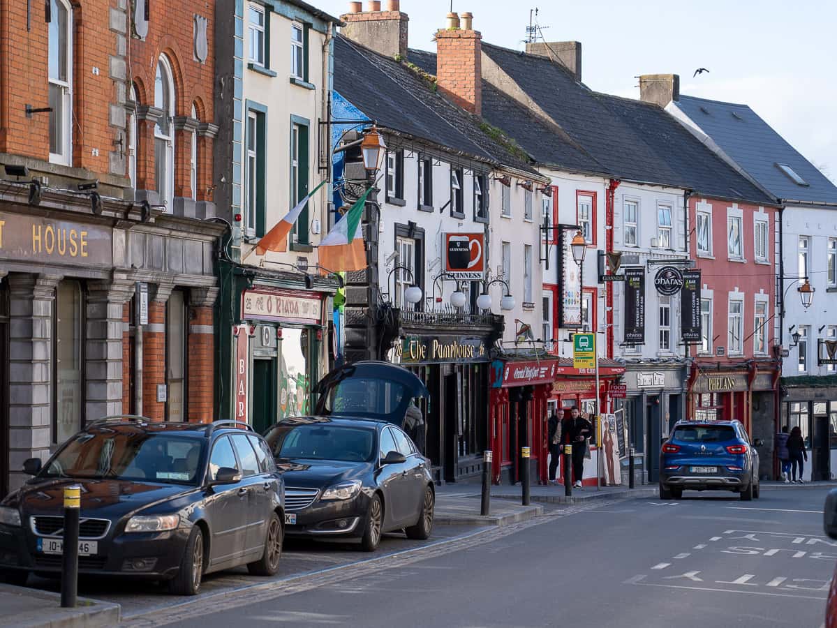 Bunte urige, irische Häuser in der Parlament Street in Kilkenny 