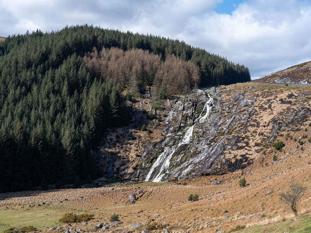 Wandern in Irland am Glenmacnass Wasserfall während dem Sally Gap Drive
