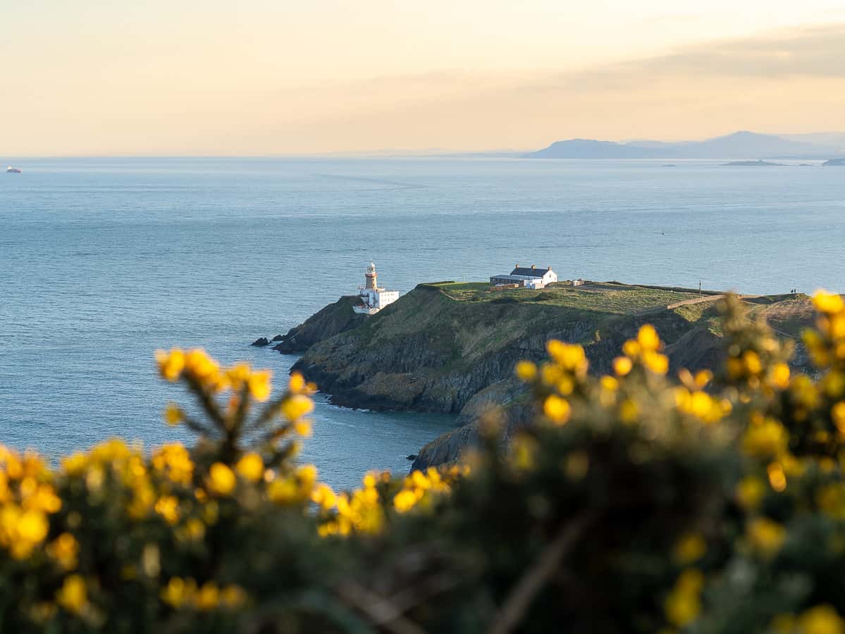 Leuchtturm Aussicht während dem Wandern in Irland