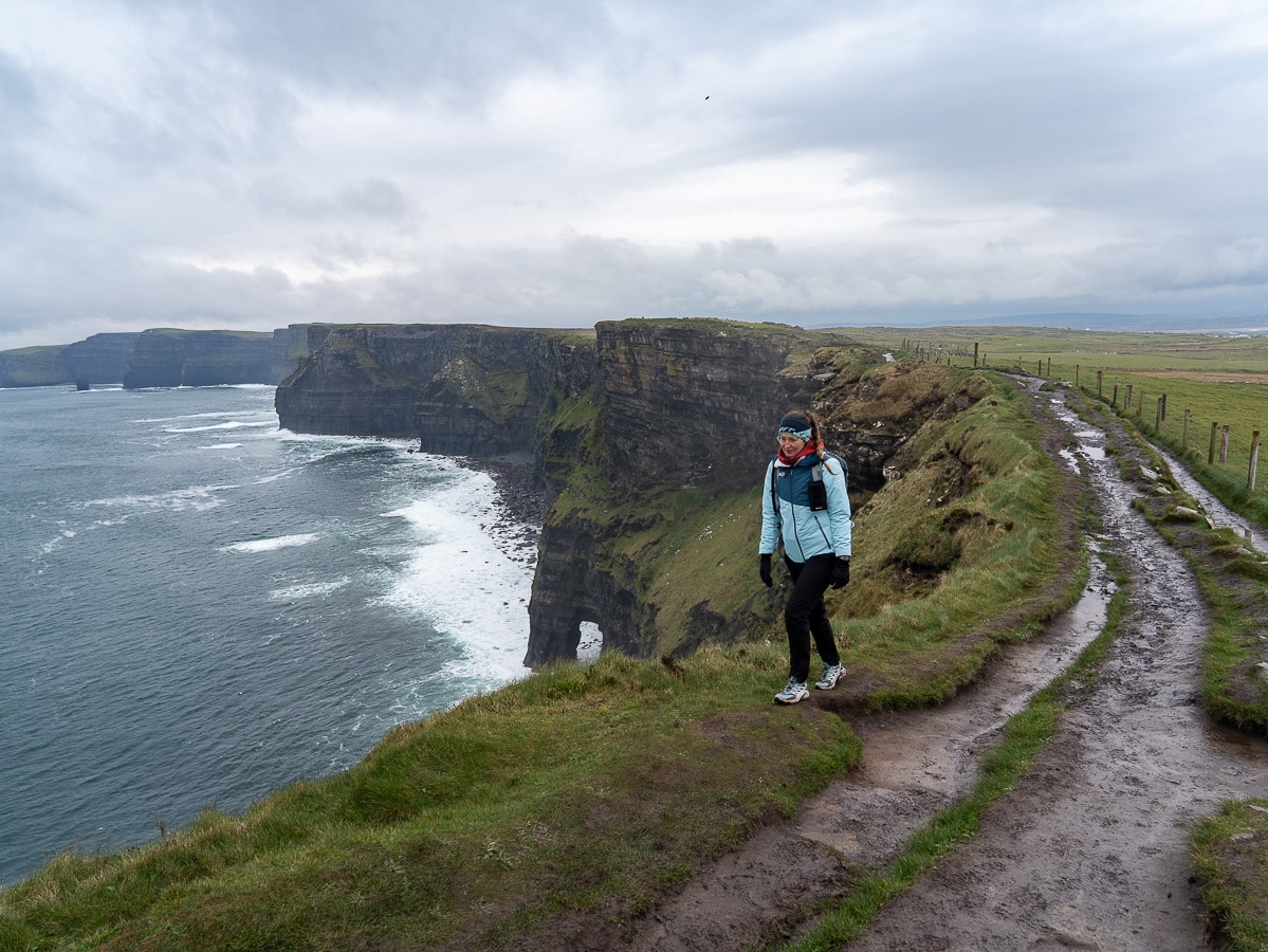 Irland Wandern: Sara auf dem Weg an den Cliffs of Moher