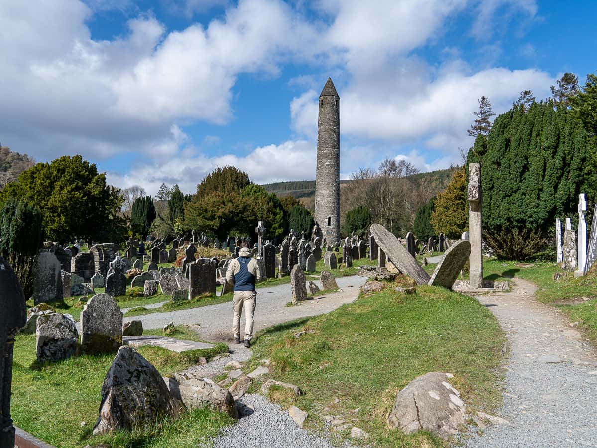 Friedhof und ein alter Turm in der Klostersiedlung Glendalough in Irland